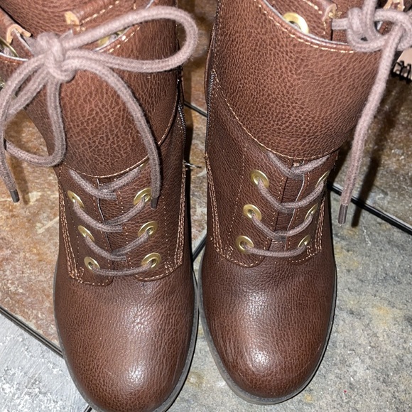 Woman’s Boots - Picture 6 of 8
